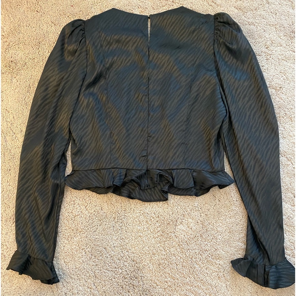 Tigerprint black top. Ruffle hem. - Picture 3 of 3